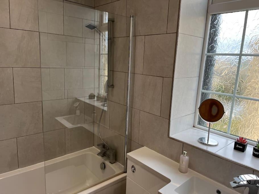 Steeple View - A Two Bedroom 18th Century Cottage. Leeds (West Yorkshire)